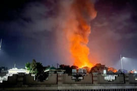 Khói lửa bốc lên sau một cuộc không kích tại Sanaa, Yemen. (Ảnh: THX/TTXVN)