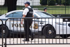 Nhân viên mật vụ gác bên ngoài Nhà Trắng ở Washington, DC, Mỹ. (Nguồn: AFP/TTXVN)