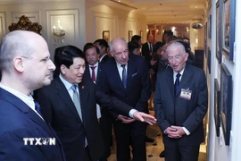 Chủ tịch nước Lương Cường và Tổng thống Hungary Sulyok Tamas xem trưng bày ảnh. (Ảnh: Lâm Khánh/TTXVN)