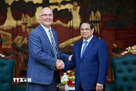 Thủ tướng Phạm Minh Chính và Hạ nghị sỹ John Moolenaar, bang Michigan, Trưởng Đoàn Nghị sỹ lưỡng đảng Hạ viện Hoa Kỳ. (Ảnh: Dương Giang/TTXVN)