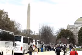 Người dân Mỹ đổ về Quảng trường Quốc gia ở trung tâm thủ đô Washington D.C. (Ảnh: Ngọc Quang/TTXVN)