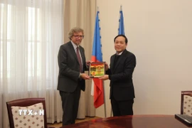 Ông Nguyễn Thanh Hải tặng quà lưu niệm cho ông Franek Michal, Vụ trưởng Vụ Xây dựng luật phòng chống tham nhũng Cộng hòa Séc. (Ảnh: Việt Thắng/TTXVN)