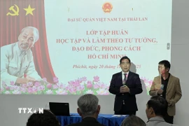 Đại sứ Phạm Việt Hùng phát biểu khai mạc lớp tập huấn. (Ảnh: Đỗ Sinh/TTXVN)