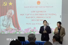 Đại sứ Phạm Việt Hùng phát biểu khai mạc lớp tập huấn. (Ảnh: Đỗ Sinh/TTXVN)