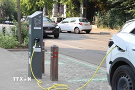Một trạm sạc xe ôtô điện tại đường Wolvendael, quận Uccle, Brussels (Bỉ). (Ảnh: Hương Giang/TTXVN)