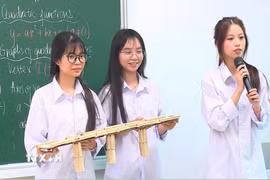 Một tiết học Toán bằng ngoại ngữ và mô hình tại Trường Trung học phổ thông Hồng Quang, phường Lê Thanh Nghị. (Ảnh: Minh Thu/TTXVN)