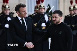 Tổng thống Pháp Emmanuel Macron (trái) và Tổng thống Ukraine Volodymyr Zelensky tại cuộc gặp ở Paris ngày 26/3/2025. (Ảnh: THX/TTXVN)