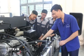 Giờ thực hành của sinh viên khoa Công nghệ ô tô tại trường Cao đẳng Việt Đức Nghệ An. (Ảnh: Bích Huệ/TTXVN)