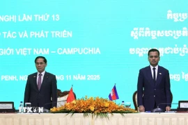 Phó Thủ tướng Bùi Thanh Sơn (trái) và Phó Thủ tướng, Bộ trưởng Nội vụ Campuchia Sar Sokha đồng chủ trì phiên toàn thể Hội nghị Hợp tác và Phát triển các tỉnh biên giới Việt Nam-Campuchia lần thứ 13. (Ảnh: Quang Anh/TTXVN)