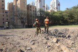 Hiện trường trúng tên lửa Iran tại Be'er Sheva, Israel ngày 2/3/2026. (Nguồn: THX/TTXVN)