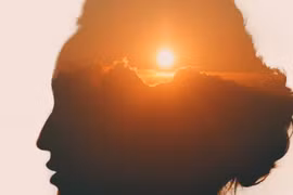 Hai biểu hiện cốt lõi của sundowning là mất định hướng và nhầm lẫn. Khi ngày sắp tàn, người bệnh có thể không hiểu chuyện gì đang diễn ra xung quanh. (Nguồn: SCMP)