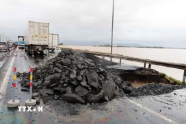 Quốc lộ 1A qua địa bàn phường Phú Yên (Đắk Lắk) có vị trí bị xói lở nghiêm trọng, ảnh hưởng đến việc đi lại của các phương tiện. (Ảnh: Phạm Kha/TTXVN)