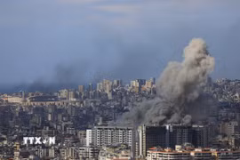Khói bốc lên sau các cuộc không kích của Israel xuống ngoại ô thủ đô Beirut, Liban ngày 21/11/2024. (Ảnh: THX/TTXVN)