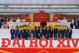 Đại sứ Trịnh Đức Hải (thứ ba, từ phải sang) cùng các đại biểu dự Đại hội XIV của Đảng. (nguồn: TTXVN phát)