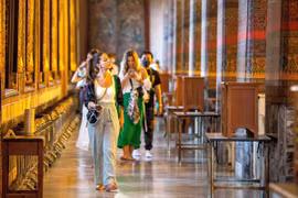Khách du lịch tham quan Chùa Wat Pho ở Bangkok, Thái Lan. (Ảnh: THX/TTXVN)