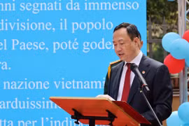 Đại sứ Việt Nam tại Italy Dương Hải Hưng phát biểu khai mạc lễ kỷ niệm. (Ảnh: Dương Hoa/TTXVN)