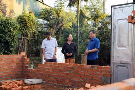 Chính quyền các địa phương thường xuyên kiểm tra, theo dõi việc xóa nhà tạm, nhà dột nát, đảm bảo chất lượng và giúp người dân an cư, lạc nghiệp. (Ảnh: TTXVN phát)