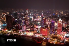 Toàn cảnh trung tâm Thành phố Hồ Chí Minh rực sắc Đỏ bên sông Sài Gòn hướng về Đại hội XIV. (Ảnh: Hồng Đạt/TTXVN)