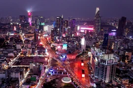 Trung tâm Thành phố Hồ Chí Minh lung linh ánh sáng, nhịp sống đô thị về đêm nhìn từ công trường Quách Thị Trang trước chợ Bến Thành. (Ảnh: Hồng Đạt/TTXVN)