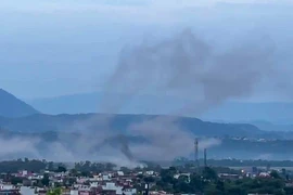 Khói bốc lên sau vụ tấn công bằng pháo kích của Pakistan tại Udhampur, Ấn Độ ngày 10/5/2025. (Ảnh: ANI/TTXVN)
