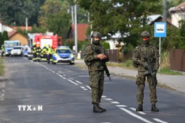 Lực lượng khẩn cấp tại hiện trường vụ UAV bị bắn hạ ở Wyryki. (Nguồn: PAP/TTXVN)