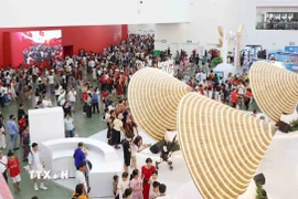 Rất đông du khách tới tham quan Triển lãm thành tựu đất nước. (Ảnh: Phương Hoa/TTXVN)
