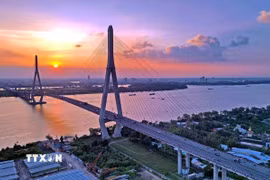Cầu Cần Thơ là cầu dây văng có nhịp chính dài nhất tại khu vực Đông Nam Á (chiều dài nhịp chính là 550m), được xây dựng bằng nguồn viện trợ phát triển chính thức ODA của Chính phủ Nhật Bản và vốn đối ứng của Chính phủ Việt Nam. (Ảnh: Tuấn Anh/TTXVN)