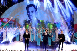“Quà tháng 5 dâng Người” là chương trình nghệ thuật mang ý nghĩa chính trị, văn hóa sâu sắc, thể hiện tri ân sâu nặng và tình cảm kính yêu vô hạn của nhân dân cả nước đối với Chủ tịch Hồ Chí Minh. (Ảnh: Nhật Anh/TTXVN)