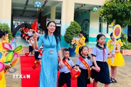 Chào đón học sinh lớp 1 Trường Tiểu học Bùi Văn Mới, thành phố Thủ Đức, Thành phố Hồ Chí Minh. (Ảnh: Thu Hoài/TTXVN)