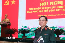 Đại tướng Nguyễn Tân Cương, Tổng Tham mưu trưởng, Thứ trưởng Bộ Quốc phòng phát biểu giao nhiệm vụ cho các sỹ quan, quân nhân trước giờ lên đường sang Myanmar. (Ảnh: Trọng Đức/TTXVN)