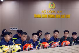Cán bộ, chiến sỹ cứu hộ cứu nạn Việt Nam thực hiện nhiệm vụ tại Myanmar. (Ảnh: Phạm Kiên/TTXVN)