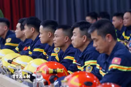 Cán bộ, chiến sỹ Phòng cháy chữa cháy và Cứu nạn cứu hộ Việt Nam thực hiện nhiệm vụ tại Myanmar. (Ảnh: Phạm Kiên/TTXVN)