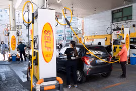Bơm xăng cho phương tiện tại trạm xăng ở Seoul, Hàn Quốc. (Nguồn: THX/TTXVN)