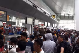 Hành khách tại sân bay quốc tế Indira Gandhi ở New Delhi, Ấn Độ. (Ảnh: ANI/TTXVN)