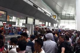 Hành khách tại sân bay quốc tế Indira Gandhi ở New Delhi, Ấn Độ. (Ảnh: ANI/TTXVN)