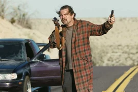 Nam tài tử Leonardo DiCaprio trong vai một cựu chiến binh bị cuốn trở lại vòng xoáy hành động để cứu con gái. (Nguồn: Warner Bros. Pictures)