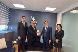 Đại sứ Dương Hải Hưng gặp Chủ tịch Phòng Thương mại và Công nghiệp Cyprus, ông Stavros Stavrius. (Ảnh: TTXVN phát)