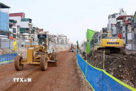 Thi công trên dự án đường Vành đai 1, đoạn Hoàng Cầu-Voi Phục. (Ảnh: Quốc Khánh/TTXVN)