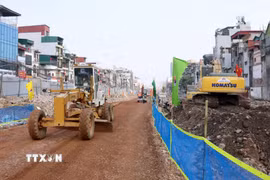Thi công trên dự án đường Vành đai 1, đoạn Hoàng Cầu-Voi Phục. (Ảnh: Quốc Khánh/TTXVN)