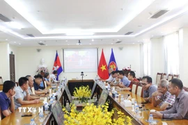 Các đảng viên thuộc Chi bộ Khối Văn phòng Đại sứ quán và Chi bộ phu nhân - phu quân theo dõi truyền hình trực tiếp Lễ khai mạc Đại hội XIV của Đảng tại Đại sứ quán Việt Nam ở thủ đô Phnom Penh. (Ảnh: Hoàng Minh/TXTVN)