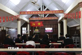 Bà con tại buôn Ako Dhông, phường Buôn Ma Thuột (tỉnh Đắk Lắk) tập trung theo dõi sự kiện chính trị trọng đại của đất nước. (Ảnh: Nguyên Dung/TTXVN)