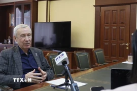 Ủy viên Đoàn Chủ tịch Hội đồng tối cao của Đảng “Nước Nga Thống nhất” (ER) Andrey Klimov trò chuyện, trao đổi với phóng viên TTXVN tại Nga. (Ảnh: Trần Hải/TTXVN)