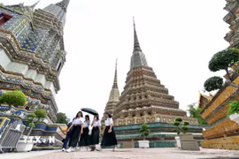 Khách du lịch tham quan một ngôi chùa tại Bangkok, Thái Lan. (Nguồn: THX/TTXVN)