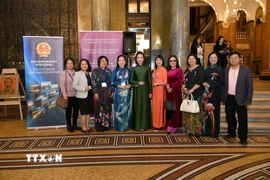 Đại sứ Nguyễn Thị Minh Nguyệt chụp ảnh cùng các đại biểu tại sự kiện. (Nguồn: TTXVN phát)