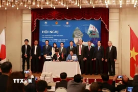 Lễ ký kết Biên bản ghi nhớ hợp tác giữa Cảng Quốc tế Long An và Cảng Kobe về thiết lập quan hệ cảng đối tác. (Ảnh: Nguyễn Tuyến/TTXVN)