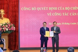 Bí thư Trung ương Đảng, Chánh Văn phòng Trung ương Đảng Lê Hoài Trung trao Quyết định cho đồng chí Đặng Khánh Toàn. (Ảnh: Tuấn Anh/TTXVN)