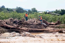 Lực lượng chức năng khẩn trương tìm kiếm người mất tích tại xã Chiềng Sơ. (Ảnh: Quang Quyết/TTXVN)