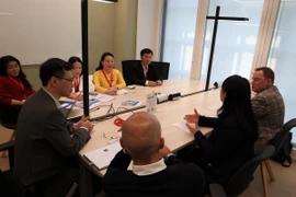 Đoàn đại biểu của Huế làm việc với các đối tác Thụy Sĩ. (Ảnh: Anh Hiển/Vietnam+)