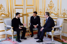 (Từ trái sang) Tổng thống Ukraine Volodymyr Zelenskiy, Tổng thống Pháp Emmanuel Macron và Thủ tướng Anh Keir Starmer trong cuộc gặp bên lề hội nghị thượng đỉnh “Liên minh tự nguyện" ở Paris (Pháp) ngày 27/3/2025. (Ảnh: REUTERS/TTXVN)