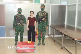 Đối tượng Nguyễn Thị Phương bị bắt giữ tại máy soi chiếu hành lý trong vali có 1 khẩu súng ngắn dạng ổ xoay, bên trong ổ đạn có 6 viên đạn đầu kim loại. (Ảnh: TTXVN phát)